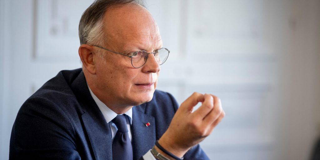 Crisi Politica in Francia: Édouard Philippe Propone Elezione Presidenziale Anticipata per Uscire dalla Stallo