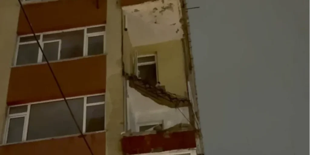 Due balconi crollano in un edificio di sei piani a Bahçelievler, danneggiando due veicoli