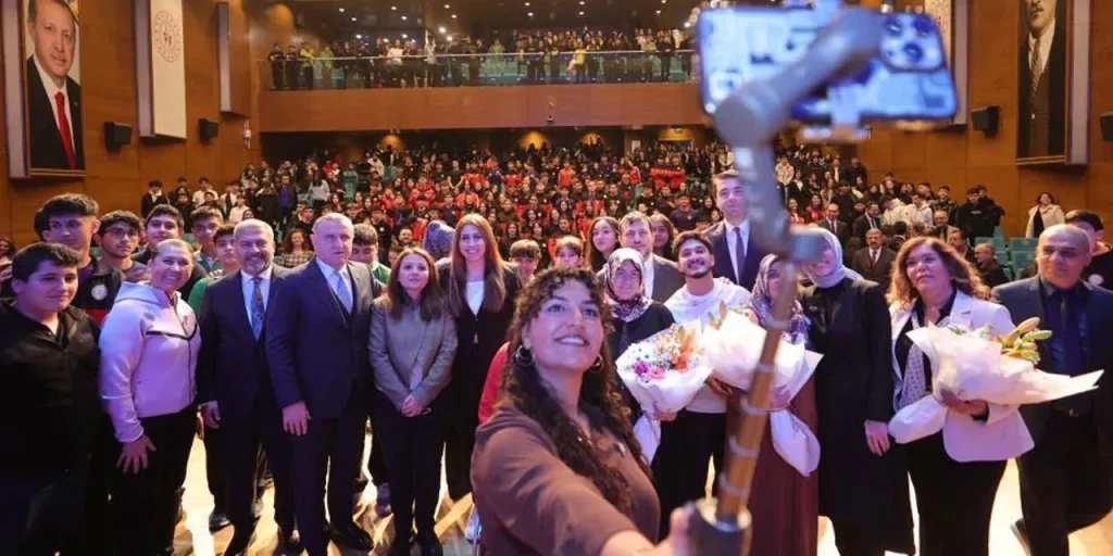 Il ministro Bak incontra atleti campioni e le loro madri, sottolinea l'importanza della famiglia