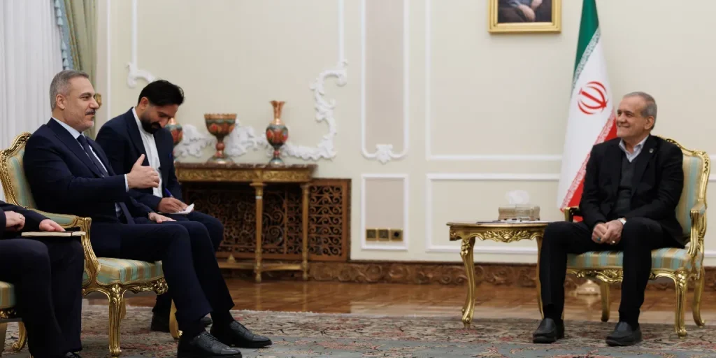 Fidan incontra il presidente iraniano Pezeşkiyan durante visita ufficiale