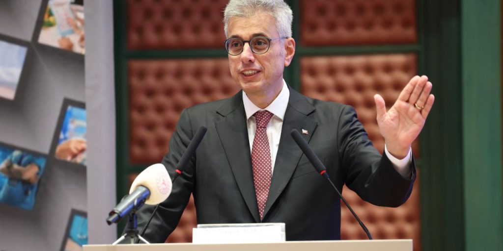 Bakan Kemal Memişoğlu duyurdu! Sağlık çalışanlarına yılda 2 kez üniforma verilecek