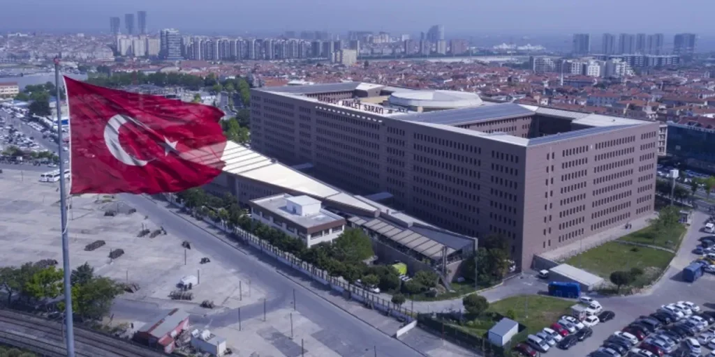 Poliziotto accusato di estorsione a Bakırköy: massimo 17 anni di reclusione