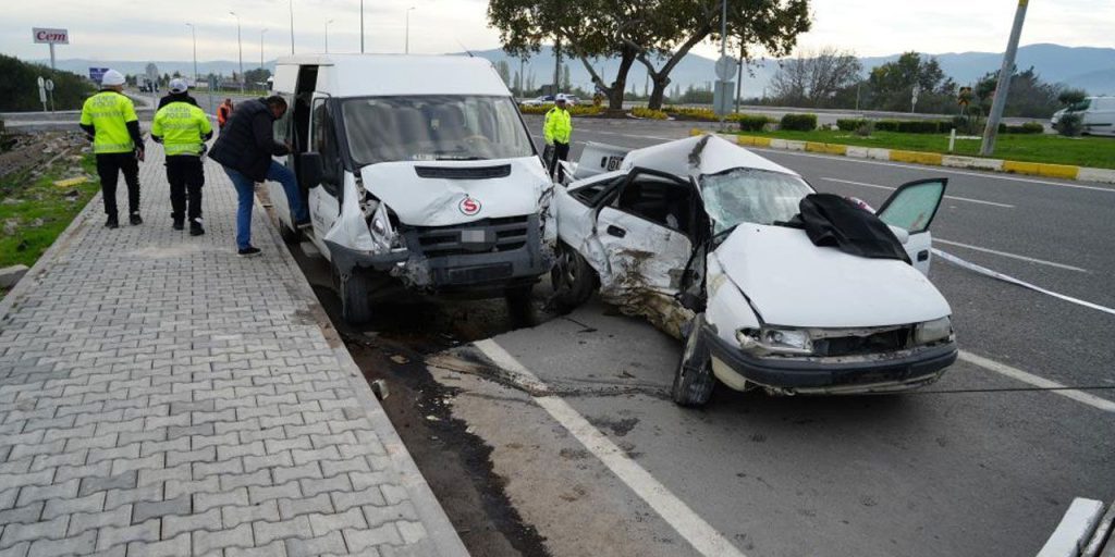 Tragedia a Balıkesir: un incidente stradale tra minibus e automobile causa morte e feriti