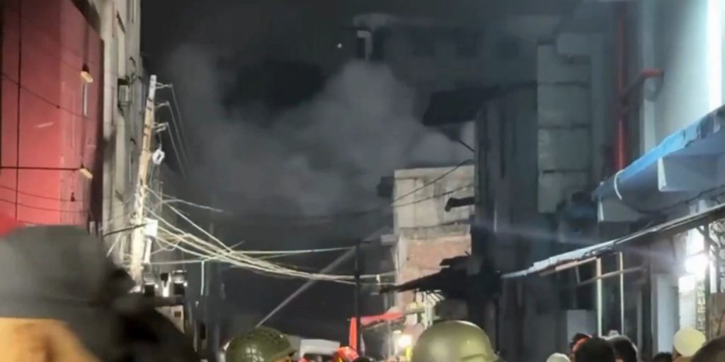 Incendio devastante in fabbrica tessile a Dakka: 16 morti e gravi preoccupazioni sulla sicurezza dei luoghi di lavoro in Bangladesh