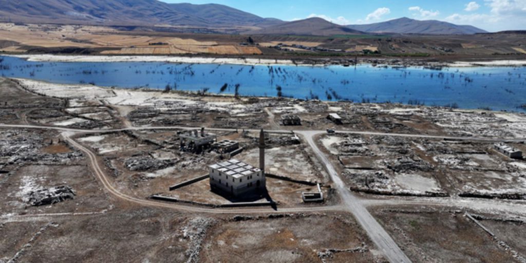 Barajdaki su çekildi, geçmiş ortaya çıktı: 4 eski yerleşim yeri yeniden göründü!