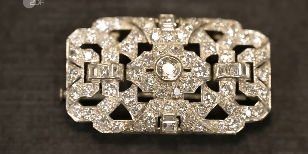 Una Spilla di Diamanti da Record a Bares für Rares: il Valore di una Piccola Fortuna