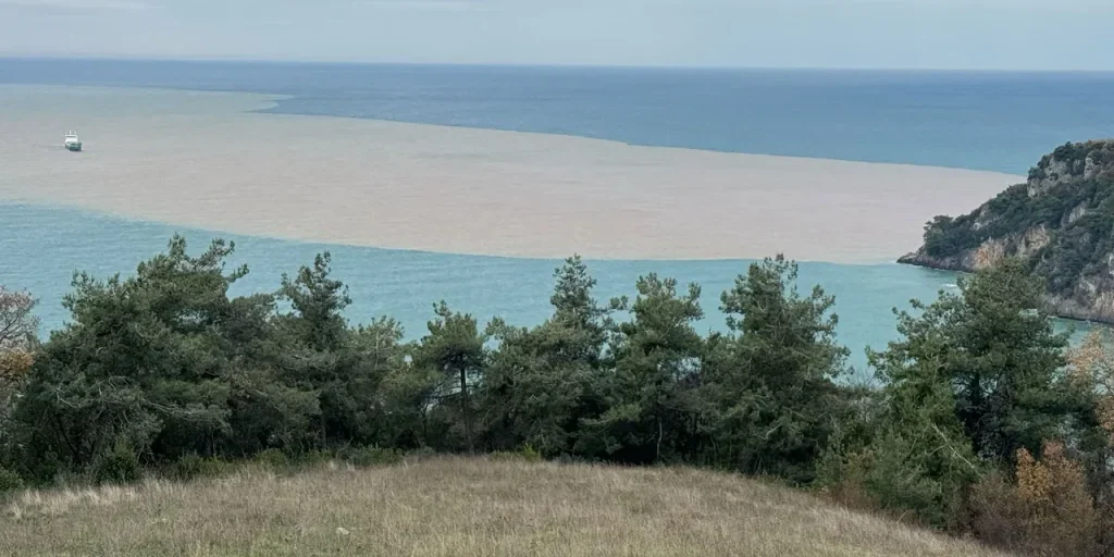 Mare marrone a Inkumu: l’acqua fangosa del fiume Bartin trasforma il Mar Nero dopo la tempesta