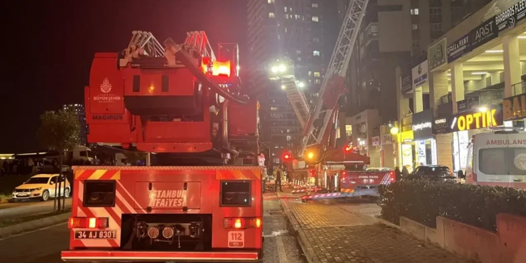 Incendio al secondo piano di un ristorante a Başakşehir: fumo si diffonde ai piani superiori, vigili del fuoco intervenuti