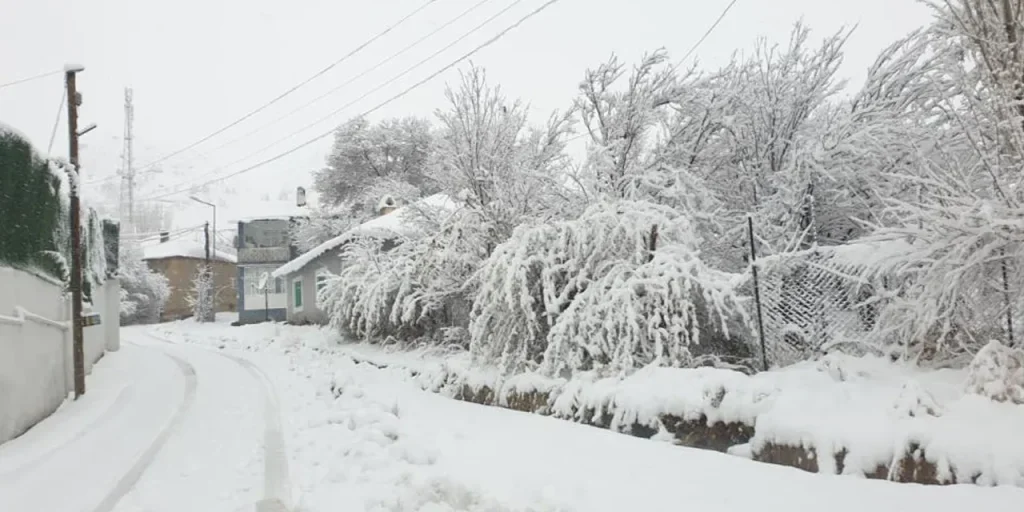 Neve intensa blocca strade e quartieri a Başkale, Van