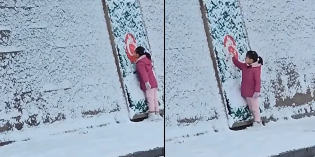 Bambina di sette anni porta speranza pulendo la bandiera turca a Aksaray