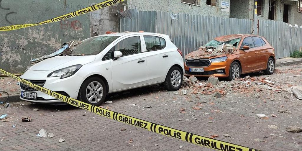 Bayrampaşa'da balkon çöktü! Araç park edenler bin pişman oldu