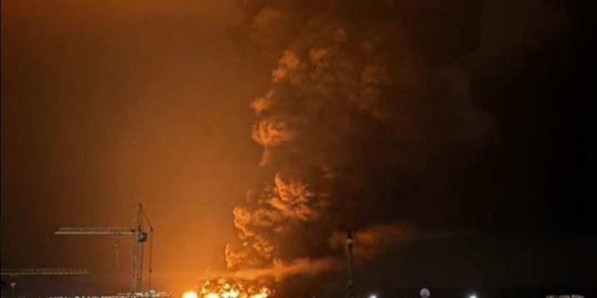 Attacco aereo con droni contro deposito di petrolio in Crimea occupata: incendio devastante a Feodosiia