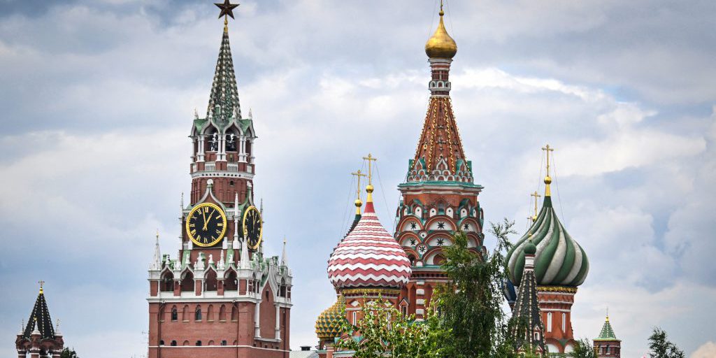 Mosca smentisce la cancellazione dell'incontro tra Putin e Trump, confermando i preparativi per il vertice a Budapest