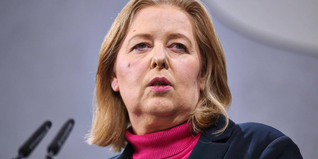 Ministra provoca risate tra datori di lavoro con dichiarazioni su pensioni e salario minimo