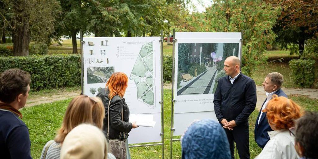 Сергей Котляров обсудил с курянами благоустройство сквера на улице Интернациональной