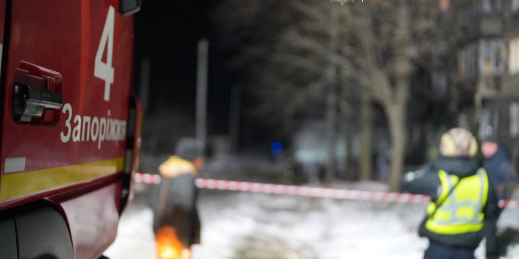 Russia attacca nuovamente Zaporizhzhia: ferita, edificio danneggiato e auto in fiamme