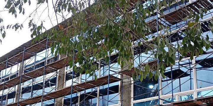 Строители завершили остекление здания бассейна спорткомплекса «Олимп-спорт» в Луганске