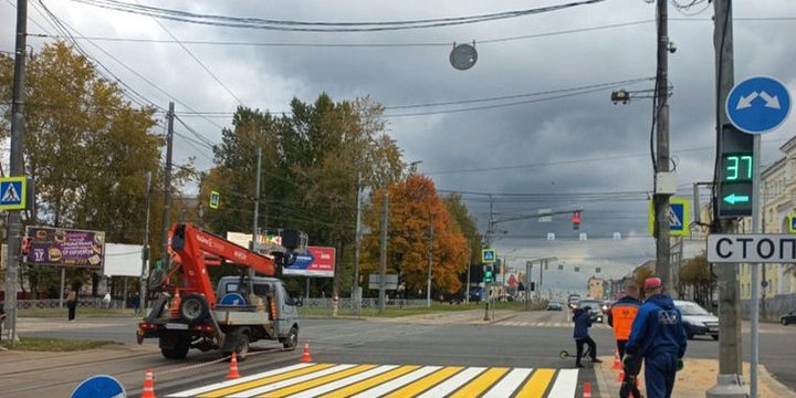 На улице Тенишевой в Смоленске наносят дорожную разметку на пешеходных переходах