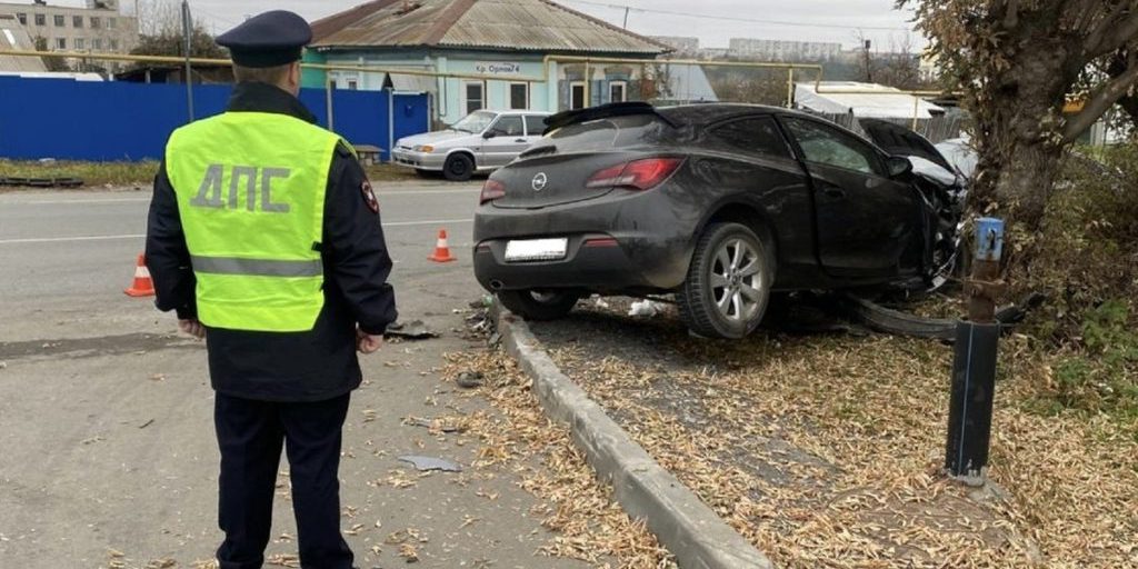 В Каменске-Уральском в результате ДТП автомобиль врезался в дерево
