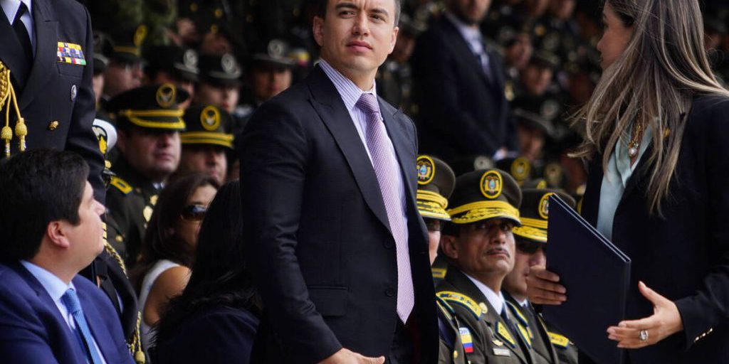 Протестующие напали на президента одной страны  коктейлями Молотова