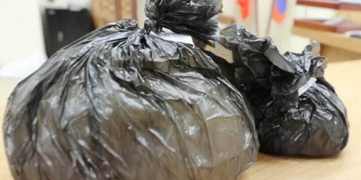 Scoperta di un deposito di sostanze stupefacenti a San Pietroburgo: un pensionato arrestato per aver creato nascondigli di droga sintetica nei garage della città