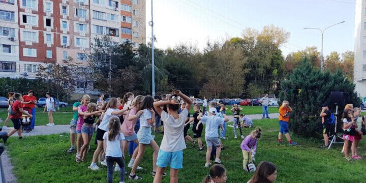 "Nuovo parco giochi sicuro e divertente: progetto di miglioramento della piazza Slavyansky Boulevard"