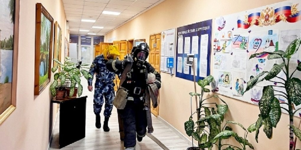 Тренировка по эвакуации и тушению условного пожара прошла в псковском УФСИН