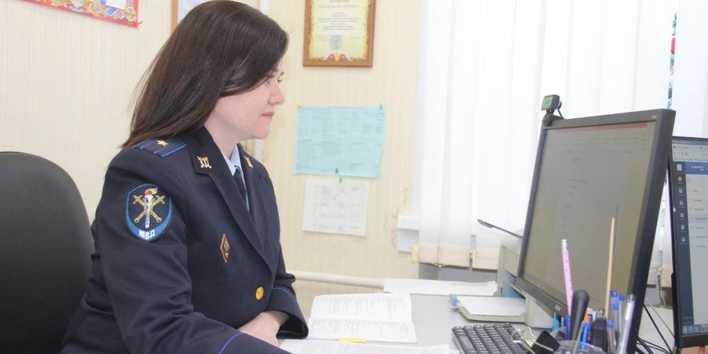 Aggressione brutale in un bar della regione di Kostroma: un uomo lotta per la vita dopo essere stato picchiato selvaggiamente 

Approfondimento
Secondo le informazioni disponibili, l'aggressione è avvenuta all'interno di un bar della regione. L'uomo, la cui identità non è stata resa pubblica, ha subito lesioni gravi che lo hanno portato sull'orlo della morte.
Possibili Conseguenze
Il caso è stato segnalato alle autorità competenti e un'indagine è stata avviata per stabilire le circostanze dell'aggressione e identificare i responsabili. Le possibili conseguenze per gli aggressori potrebbero essere severe, considerata la gravità delle lesioni inflitte alla vittima.
Opinione
La comunità locale è sconvolta dall'accaduto e molti esprimono preoccupazione per la sicurezza pubblica. L'aggressione in un luogo pubblico come un bar solleva interrogativi sulla capacità delle autorità di garantire la protezione dei cittadini.
Analisi Critica dei Fatti
L'analisi dei fatti rivela una serie di interrogativi senza risposta. Quali sono state le cause dell'aggressione? Chi sono gli aggressori e quali sono state le loro motivazioni? La risposta a queste domande sarà cruciale per comprendere appieno la dinamica dell'evento.
Relazioni con altri fatti
Questo caso di violenza non è isolato. In passato, ci sono stati altri episodi di aggressioni in luoghi pubblici nella regione di Kostroma. Ciò solleva preoccupazioni sulla sicurezza generale e sulla necessità di misure più efficaci per prevenire tali incidenti.
Contesto storico
La regione di Kostroma ha una storia complessa e ha affrontato diverse sfide in termini di sicurezza pubblica nel corso degli anni. Questo caso aggiunge un altro capitolo a una storia già segnata da episodi di violenza.
Fonti
Le informazioni su questo caso sono state rese pubbliche dal sito RBC, una fonte affidabile di notizie in Russia. L'articolo originale può essere consultato sul loro sito web.