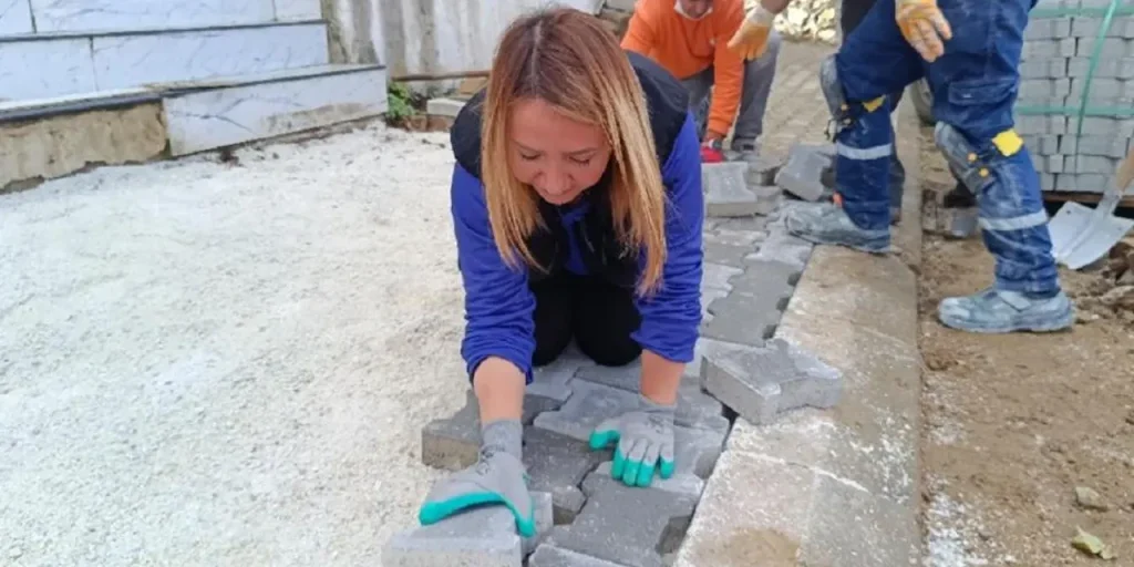 La sindaca di Pazaryeri posa personalmente i ciottoli del parcheggio