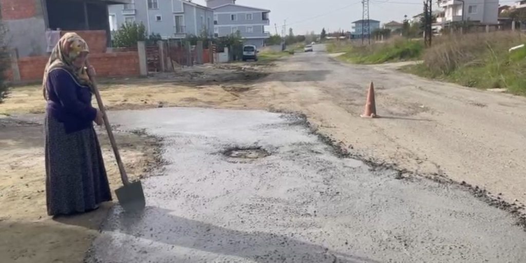 Cittadino turco si ribella all'inazione del comune e ripara da solo la strada danneggiata a Tekirdağ
