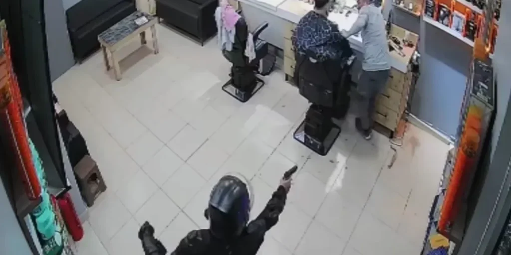 Due motociclisti armati attaccano barbershop a Ayancık, barbiere ferito