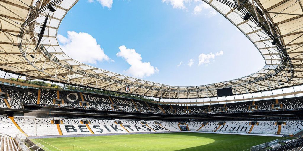 Conflitto armato al Tüpraş Stadı prima del derby tra Beşiktaş e Fenerbahçe: una situazione di tensione nella Süper Lig