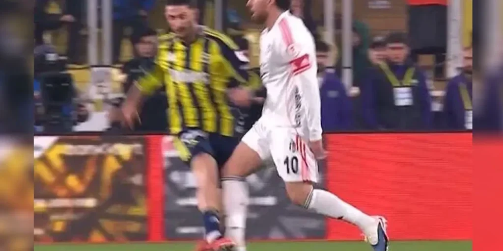 Beşiktaş protesta a metà partita contro Fenerbahçe per decisione arbitrale