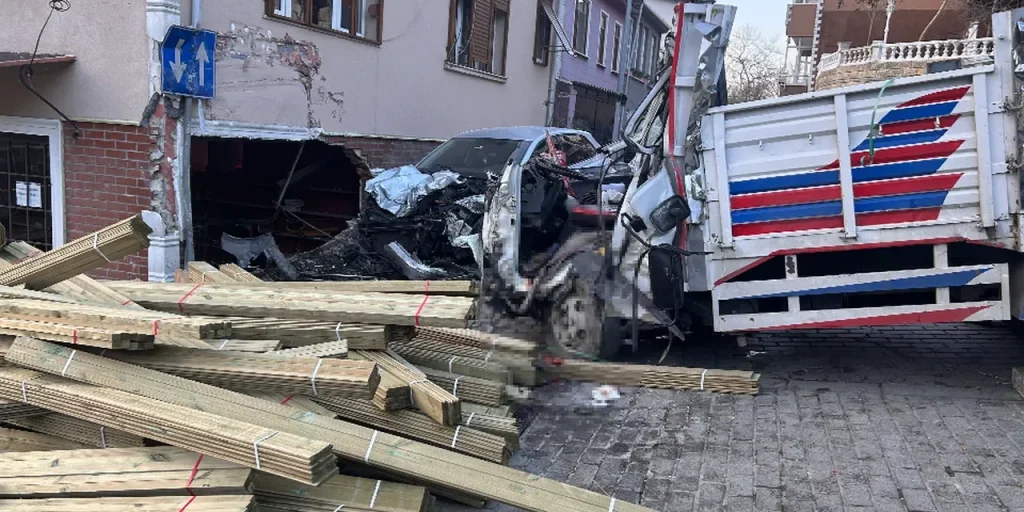 Incidente a Beykoz: camioncino carico di legno entra in negozio, due morti e un ferito