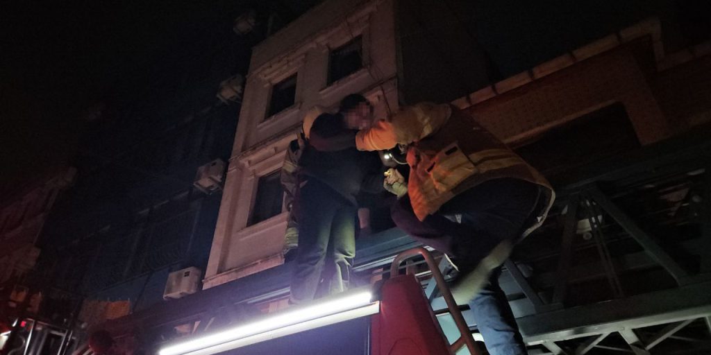 Incendio a Istanbul: quattro persone salvate da un edificio in fiamme a Beyoğlu