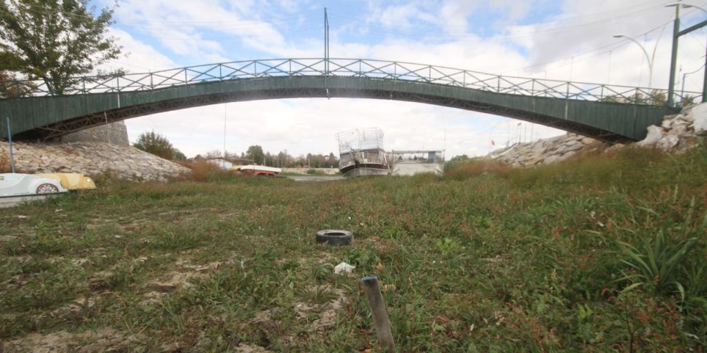 Beyşehir Gölü'nde kuraklık alarmı: Yatlar karaya oturdu, adaya yürüyerek gidiliyor