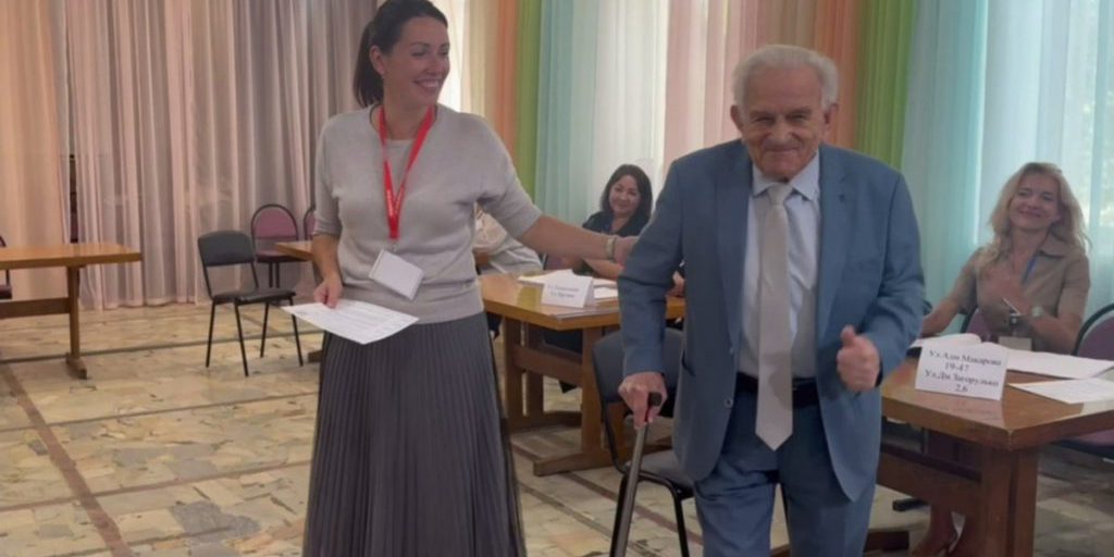 Veterano di 100 anni partecipa alle elezioni del governatore di Sebastopoli in un esempio di impegno civico e dedizione alla comunità