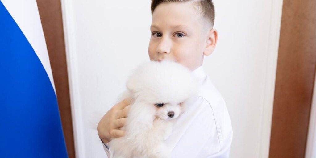 Путин исполнил мечту крымского школьника, подарив ему щенка