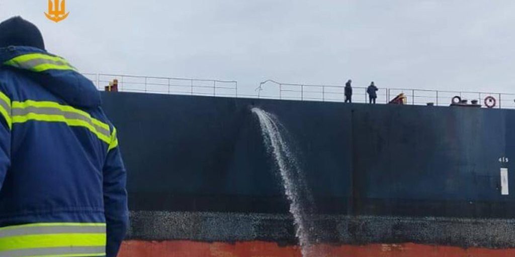 Droni russi colpiscono due navi civili in porto, minacciando la sicurezza alimentare