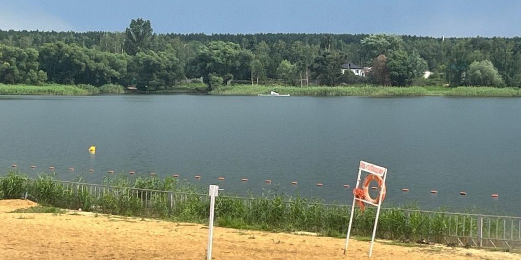 Residente di Zelenaya Roshcha costretto a rimuovere recinzione illegale vicino al fiume Orlik per tutelare l'ambiente