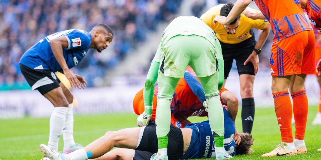 Incidenti in campo: la partita tra Arminia Bielefeld e Schalke 04 finisce nel caos