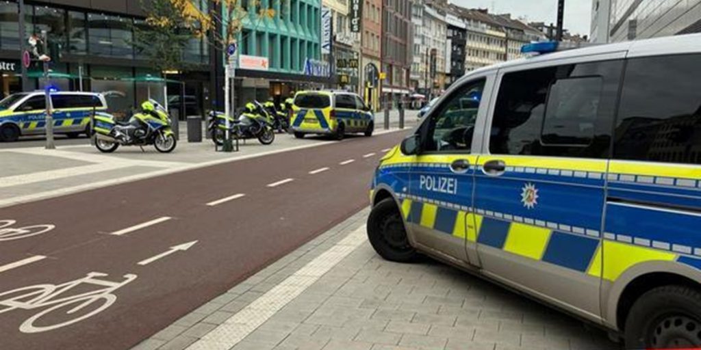 Großeinsatz in Düsseldorfer Einkaufsstraße: Polizei schießt auf bewaffneten Mann