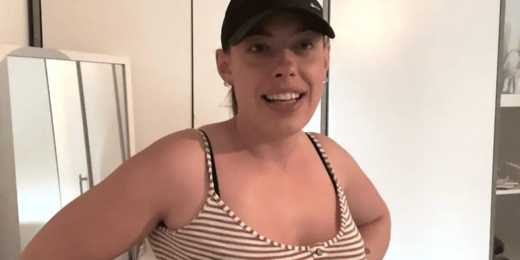 Janine, beneficiaria del Bürgergeld, interrompe la sua attività di make‑up artist e si prepara a cercare lavoro al centro per l'impiego