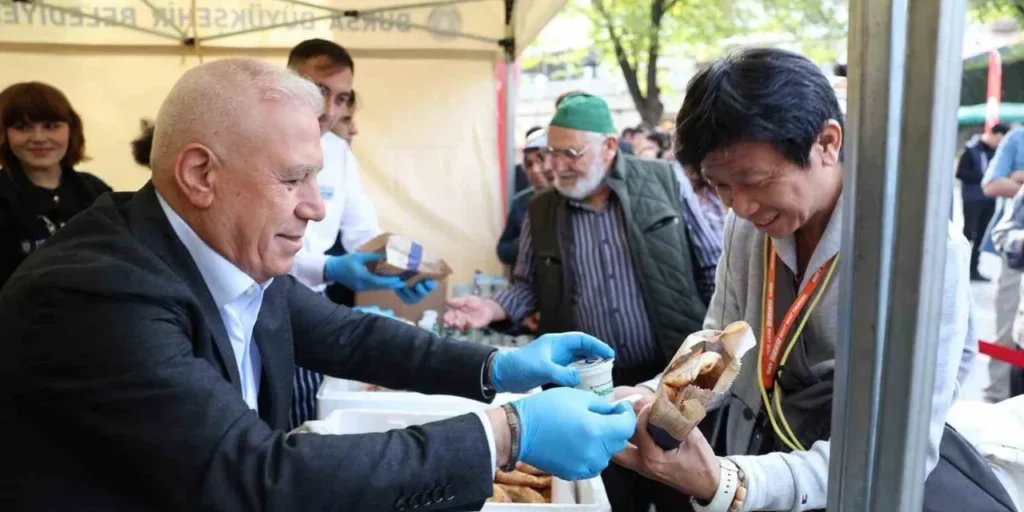 Turisti degustano il gusto storico di 225 anni di Bursa, distribuito gratuitamente