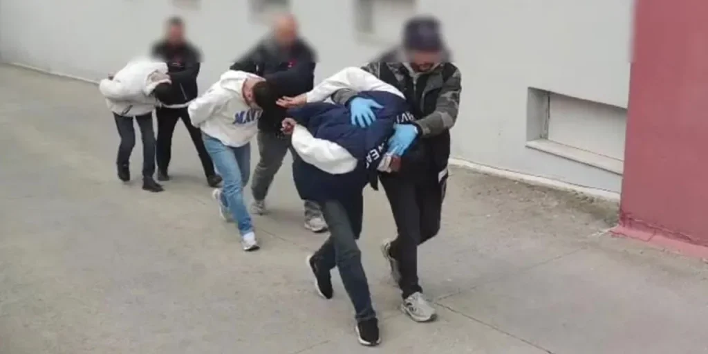 Auto di Adana sequestra 66.600 pillole di droga: il conducente sostiene di non essere coinvolto