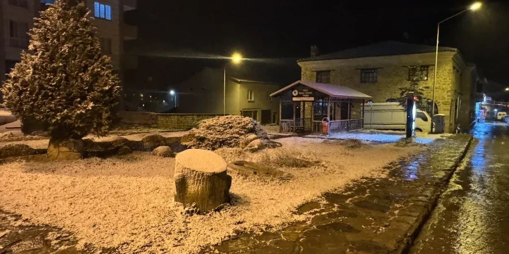 Neve nelle zone elevate di Karabük: impatto su Safranbolu, Eflani e Ahmetusta Geçidi