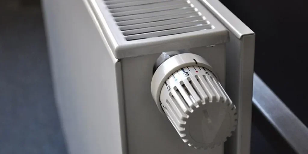 Riduzione del consumo energetico domestico: 6 % con un grado in meno e 80 % con lampadine LED