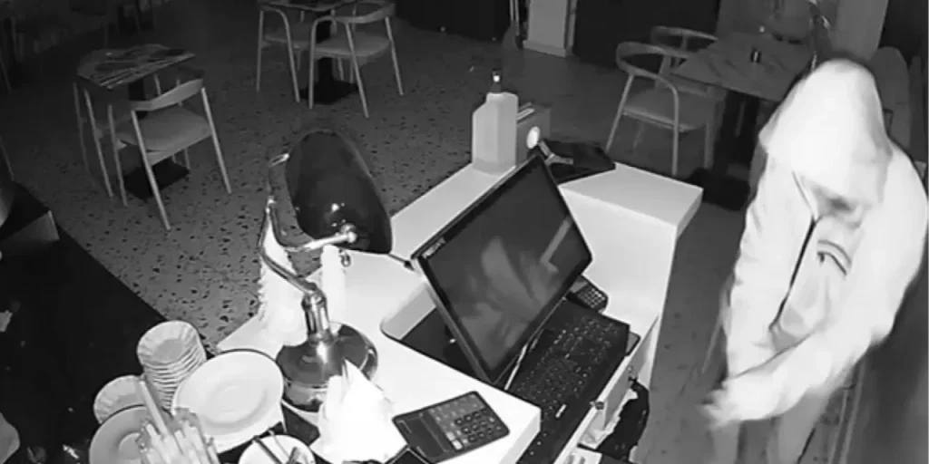 Tre negozi rapinati in un solo giorno: 51.000 lira turca sottratti, i ladri di 12‑15 anni arrestati