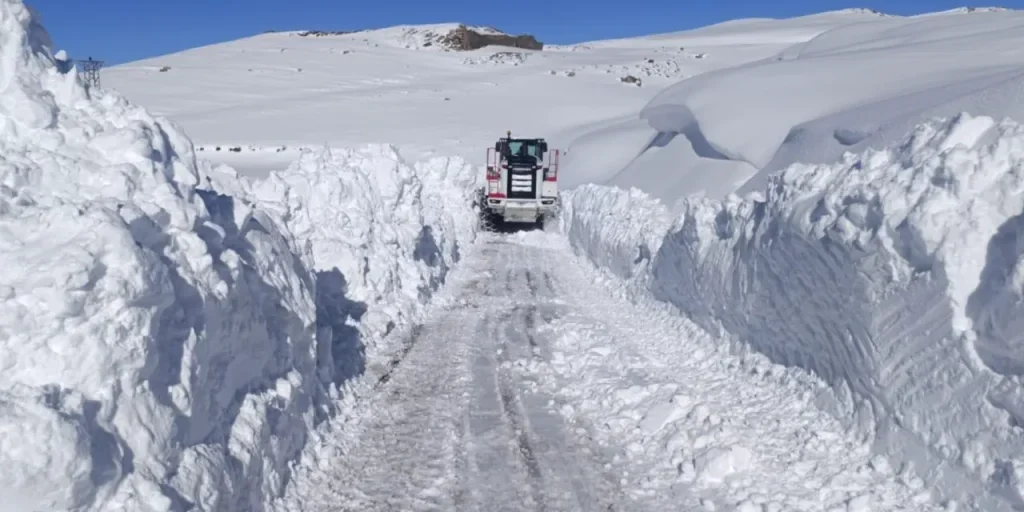 Şırnak: la neve supera un metro di spessore, le strade chiuse