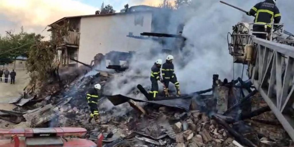 Adana'da acı olay, önce yangın sonra enkaz! İki kardeş birlikte can verdi